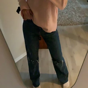 Jeans från Zara  - Ett par jätte fina blåa jeans från zara i storlek 36! Köpta för ungefär ett år sen men är knappt använda, jag är ungefär 176 cm lång för referens! Köparen står för frakten! 💞 