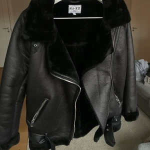 Skinnjacka från NA-KD🖤 - En helt ny jacka från NAKD i storlek 36🖤 världens finaste vinterjacka. Nypris:1000kr