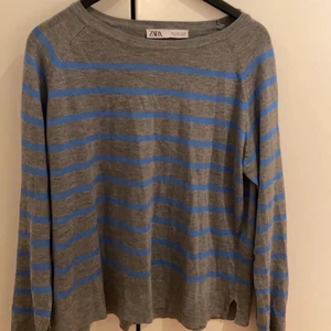 Randig tröja Zara - Helt nyinköpt tröja från Zara, säljer då den inte passade mig i stilen så bra. Som sagt helt oanvänd☺️🙌🏼 Nuvarande bud: 120kr