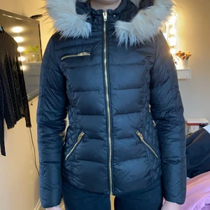 Rockandblue jacka - Jacka från rockandblue köpt för 2700kr, har ett hål i sig men inget som stör. Sparsamt använd, storlek 36. 1500kr inkl frakt, skickas med spårbart om så önskas🤩