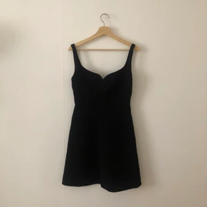 Cocktail klänning/Lilla svarta - Storlek 34, 100% polyester, nyskick då den endast är provad.