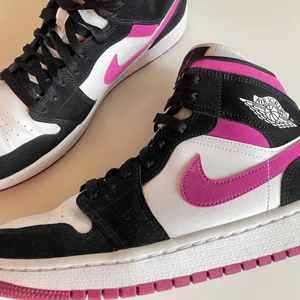Air Jordan 1 Mid - Säljer mina wmns Nike air Jordan 1 mid i strl 42, då de inte används. De är köpta sommaren 2020 men inte mycket använda och därför i gott skick. Färgen heter ’Cactus Flower’ och det svarta på skorna är i mocka. Skriv privat för fler bilder. Kan frakta eller mötas upp <3      Om flera är intresserade startar jag budgivning!
