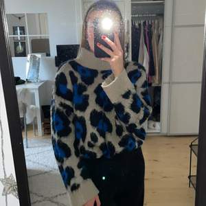 En skön och mysig stickad tröja ifrån ginatricot som är beige med svart&blått leopard mönster. Tröjan är i storlek M, men skulle även kunna passa någon som vanligtvis har S eller L beroende på hur man vill att tröjan ska sitta. Den har även en liten mysig polokrage och armarna är superfina då de är raka nedtill✨