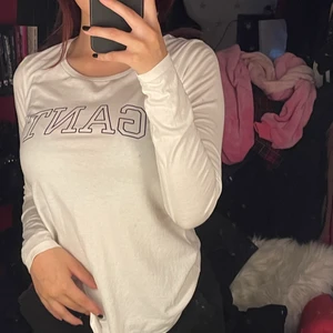 Gant tröja - Köpt på pondus för något år sedan, använt den typ 3-4 gånger så den är i väldigt bra skick. Det är väldigt skönt material