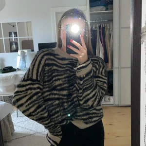 Stickad tröja ifrån nakd  - En jätteskön beige svart stickad tröja ifrån nakd. Tröjan har storlek L, men passar mig som vanligtvis har storlek S om man vill ha den lite oversized✨