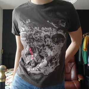 T-shirt - Cool, T-shirt med tryck storlek 130 men som syns på bilden är den ganska stor i storleken och lagom XS,S, liten M. Tröjan är i bra skick och ej använd mycket.