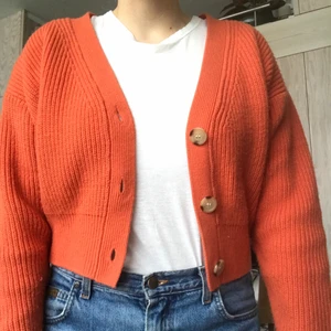 Orange cardigan från Zara  - Orange cardigan från Zara! Ganska kort i modellen. Använd ett fåtal gånger så i fint skick 😊🌸 Priset är INKLUSIVE frakt. 
