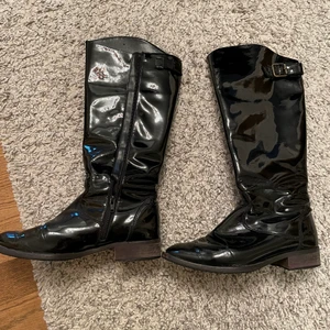 Stövlar, boots - Assnygga stövlar, går strax under knät. Made in italy.