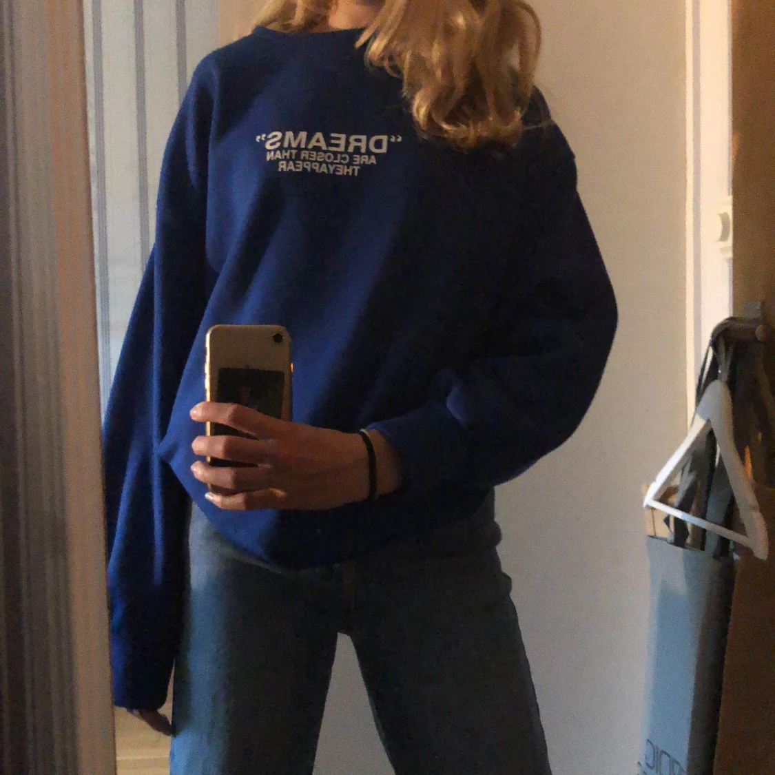 blå sweatshirt