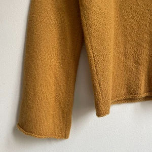 Stickad Senaps ulltröja - Säljer denna stickade tröjan då jag ej fått någon användning för den. Den är i en senapsgul färg & i ull med en snygg neckline- perfekt för att visa av sina nyckelben ✨