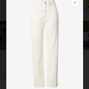 Snygga jeans från weekday i modellen rowe. Knappt använda💗 storlek 25/32