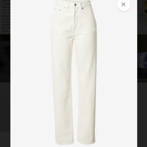 Vita weekday jeans rowe - Snygga jeans från weekday i modellen rowe. Knappt använda💗 storlek 25/32