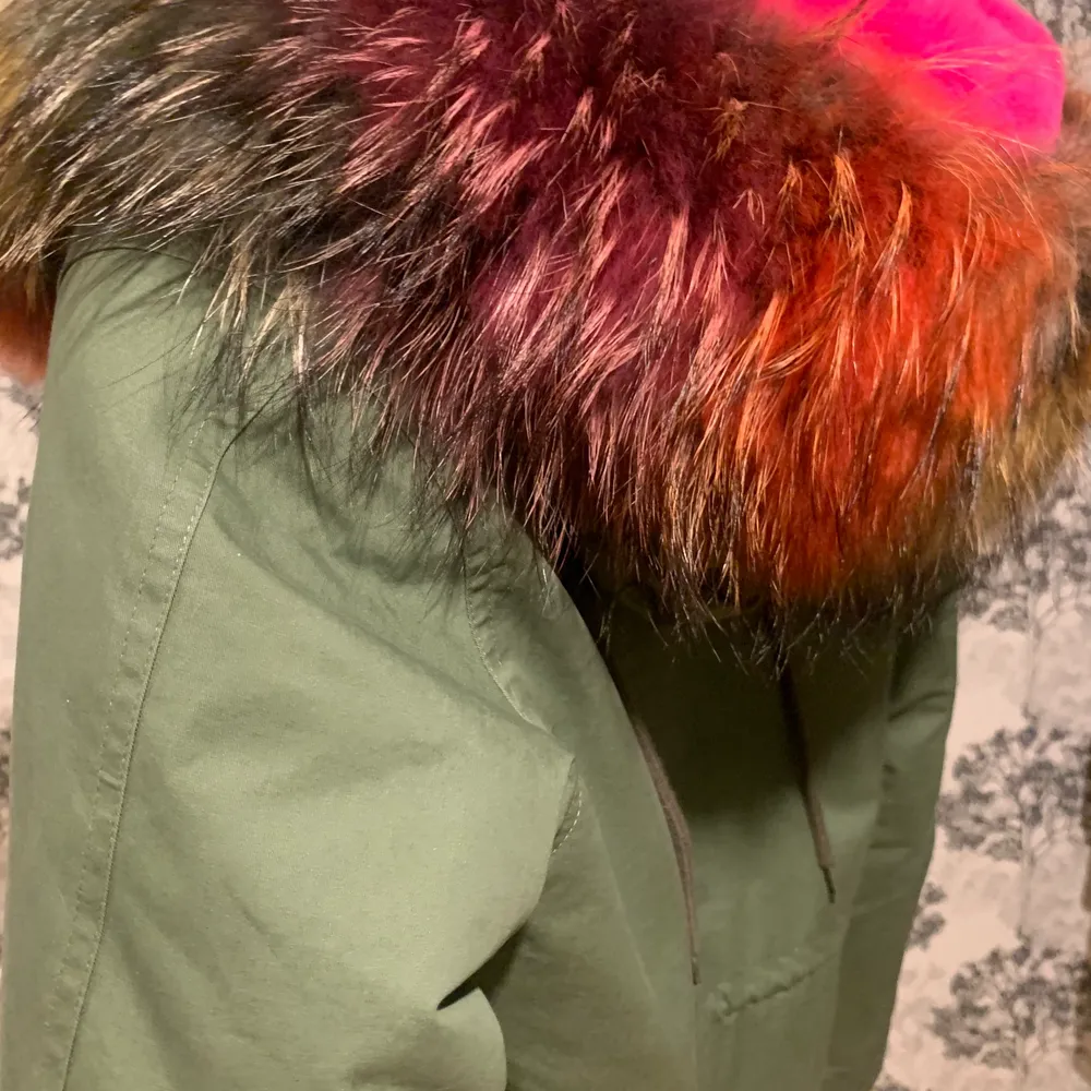  woman army grön vintern jacka med raccoon fur . Fått som present. Använd Max 3 gånger. Nytt pris cirka 5.300kr. Storlek S-M. Jackor.