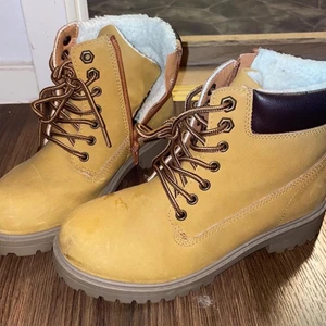 Barnskor  - Köpt från dinsko, jätte fin skick och använt ett par gånger endast