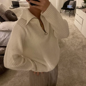 Tröja - Stickad tröja med zip och krage, köptes på nelly för 499 och är inprincip aldrig använd💕 frakten är 66kr spårbart med postnord