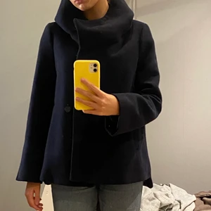 Kort kappa - Kappa från zara! Bra skick! I marinblå. Många intresserade så ni får gärna buda! Möts helst upp vi Odenplan!