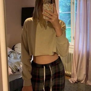 Croppad sweatshirt  - Beige croppad sweatshirt från HM, aldrig använt 🥰