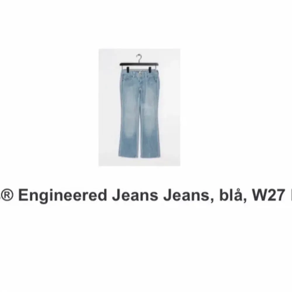 Så fina Levis som är lowwaist, asballa och bra i längden!!! Säljer pga för små tyvärr💔 köpta för 500 kr! . Jeans & Byxor.