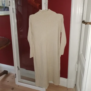 koft-klänning -  underbar varm klänning, helt perfekt till höst/vinter säsongen!! så skön, tyvärr inte min storlek så hoppas hitta ny ägare