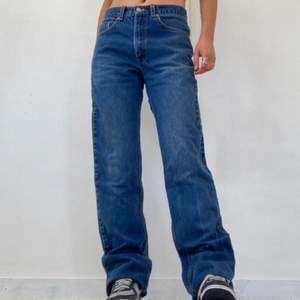 Raka Levis jeans. Storlek W32 L36, men skulle säga att de motsvarar en W30 ungefär (midwaist). Lånade bilder. Köp direkt för 500kr + frakt. Midja: 38cm innerbenslängd: 85cm