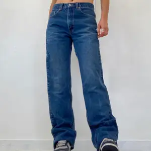 Raka Levis jeans. Storlek W32 L36, men skulle säga att de motsvarar en W30 ungefär (midwaist). Lånade bilder. Köp direkt för 500kr + frakt. Midja: 38cm innerbenslängd: 85cm