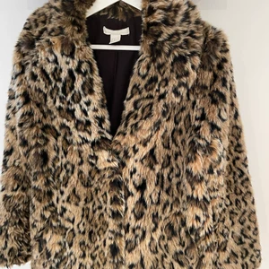 Leopardjacka  - Leopardjacka från H&m i storlek 38 (liten i storleken, passar en 36). Två fickor, stänges med tryckknapp. Säljes i befintligt skick, köparen står för frakten. 
