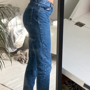 mom jeans - Ett par mom jeans, från doctor denim i storlek 32. De är lite korta för mig som är 171 cm lång. Jeansen är i bra skick och är i midwaist.