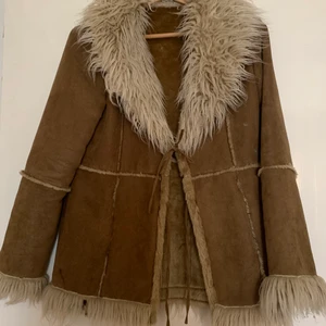 70tals kappa - Jacka i använt skick, den har ett brännmärke som syns på bilden. Säljer pga lite plats i garderoben 😭 kan mötas upp i Stockholm eller hämtas i upplands väsby 🥰