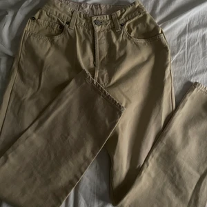 Levis jeans - Säljer dessa ursnygga Levis jeans som är insydda i midjan (självklart går sömmen att ta bort). Säljs pågrund av att de ej kommer till användning då de är för korta för mig som snart är 170 cm. Kom gärna med egna prisförslag! Skriv privat för fler bilder och frågor! 🌟🌟🌟