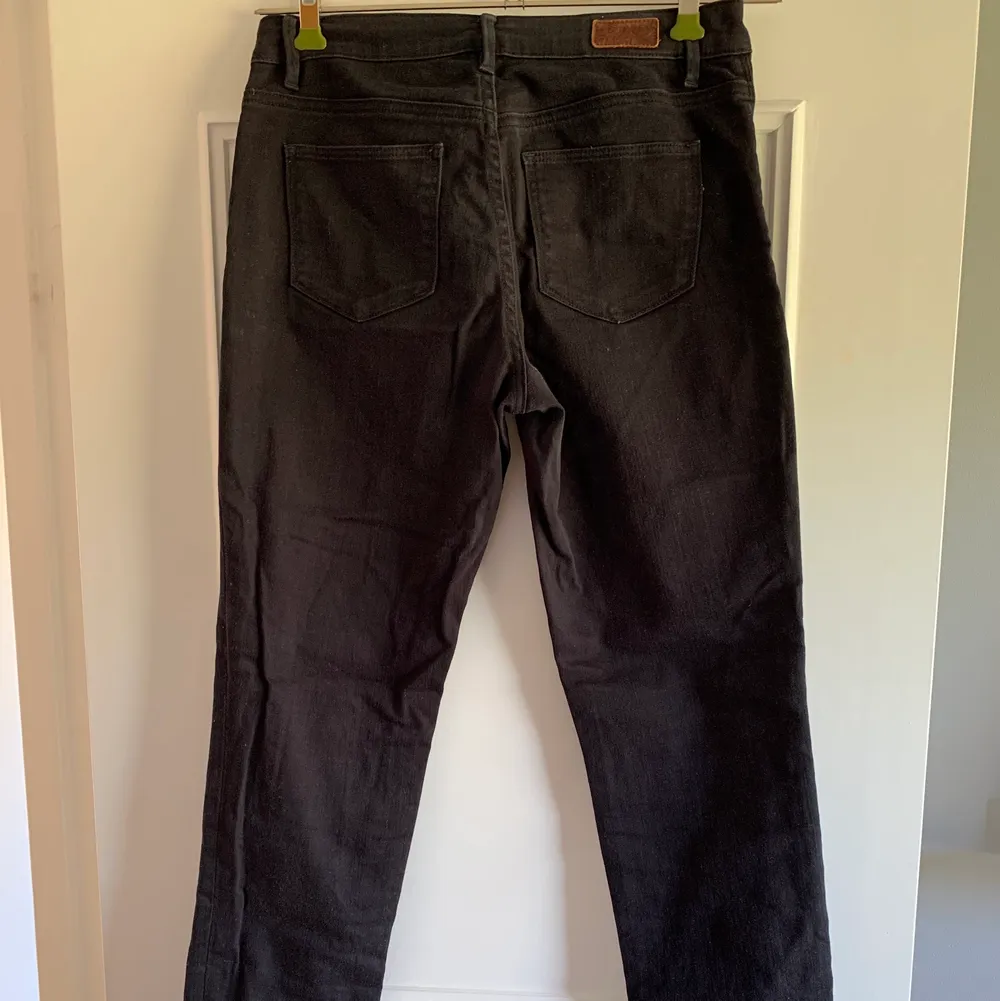 Säljer ett par svarta jeans, high rise, storlek 28/32. Bra skick!. Jeans & Byxor.