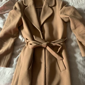 Kappa från & other stories - Säljer min älskade kappa från & other stories då den tyvär har blivit för liten. Så himla fin höst färg och matcher till allt. Köpt för ett år sedan för 1995