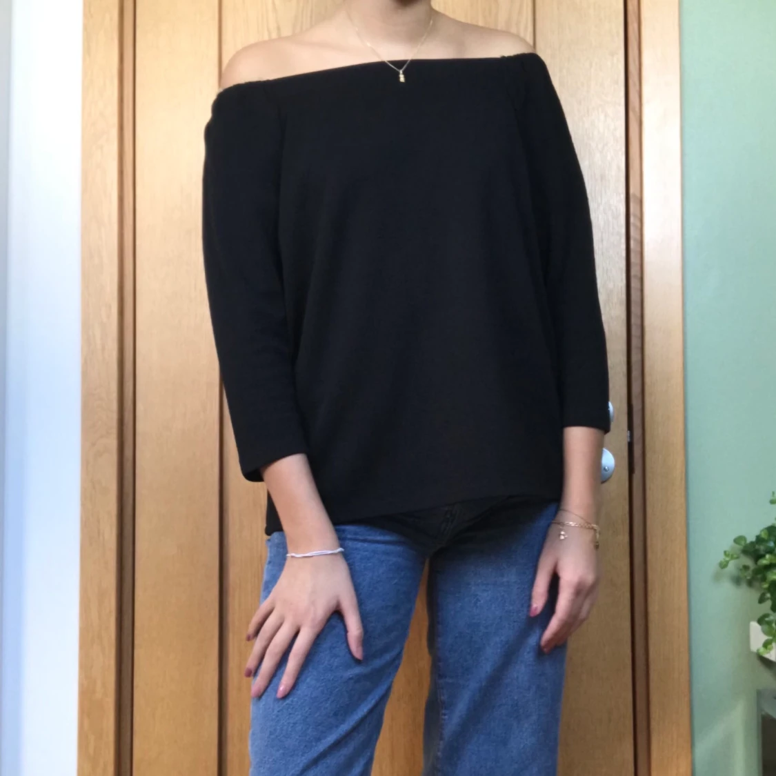 Svart off-shoulder tröja - 90