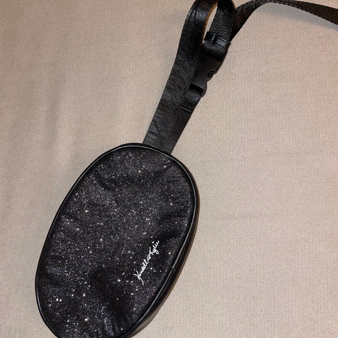 Kendall&Kylie magväska 