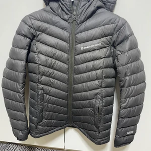 Säljer min äkta peak performance xs - Hej säljer min peak jacka i storlek Xs, S kan också ha. Den är i bra skick. Det är en jätte fin jacka man kan ha alla årstider. Köpte den för cirka 2500kr