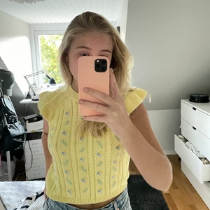 Söt topp - Jättefin topp från Zara! Jättebra skick, som ny. Har tyvärr  inte fått användning av den:( Köparen står för frakten.😇😇😇
