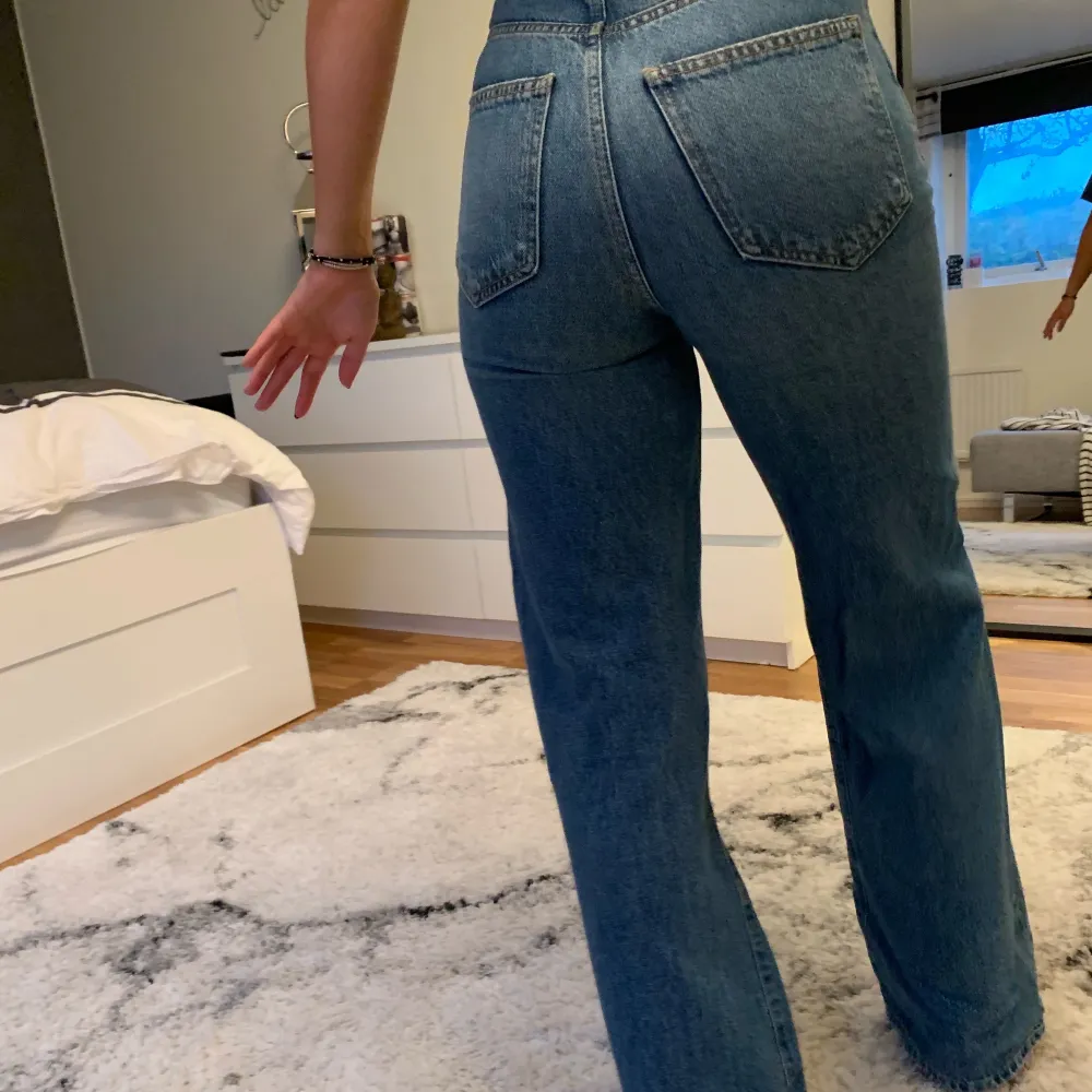 Skitsnygga populära Idun Wide Jeans från Gina. Sitter skitsnyggt å är perfekta i längden, jag är 163 cm. Tyvärr är de lite för små för mig strl 32 men passar även 34, jag är egentligen 36:). Köparen står för frakten 🤍 Vid fler intressen startar jag budgivning🤍. Jeans & Byxor.