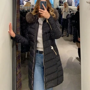 Fin lång jacka med äkta päls - Säljer min fina jacka från rock and blue men en mörkbrun päls, jättefin passform och är i storlek m men passar folk i s också, den är rökfri och knappt använd och säljer för den är för liten, skriv om ni vill ha fler bildet