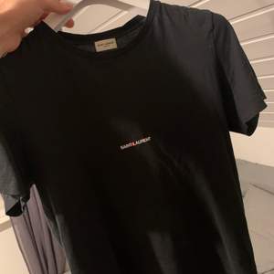 •Saint Laurent t-shirt  Size medium Cond 8,5/10  Köp nu endast 999kr