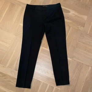 Svarta kostymbyxor - Svarta kostymbyxor i smalare modell. Skulle säga en liten medium. Använda men i bra skick. Ett material utan stretch.