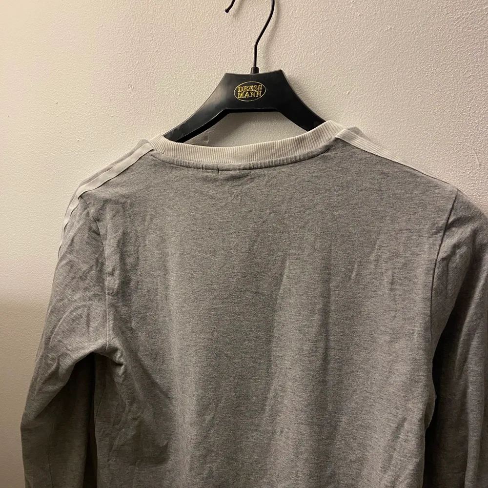 En fin långärmad tröja från Adidas original. Superskönt material och i toppenskick ❣️. Tröjor & Koftor.