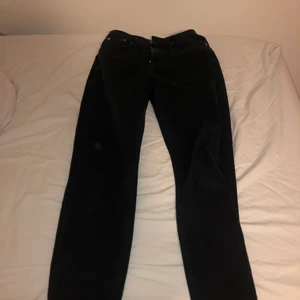 Momjeans NAKD - Momjeans från NAKD, köpta för 400kr o knappt använda, sitter bra, storlek 34. Köpare betalar ev frakt.