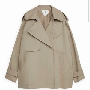 Arket trenchcoat  - Säljer denna snygga jacka från arket då den inte kommer till användning! Storlek xs men stor i storleken så passar säkert upp till M-L. Hör av er vid intresse eller om ni vill ha bilder 😍