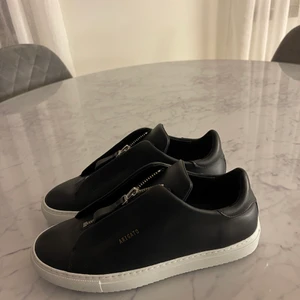 Axel arigato  - Helt nya axel arigato skor i strl 38, aldrig använda. 