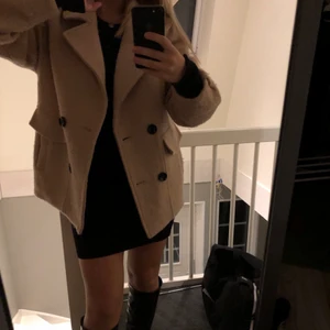 Beige kappa - Suuuperfin kappa som tyvärr inte kommer till användning här! Köptes förra vintern och har knappt använt den så den är väldigt fin i skicket! Köpt på NAKD för 699kr