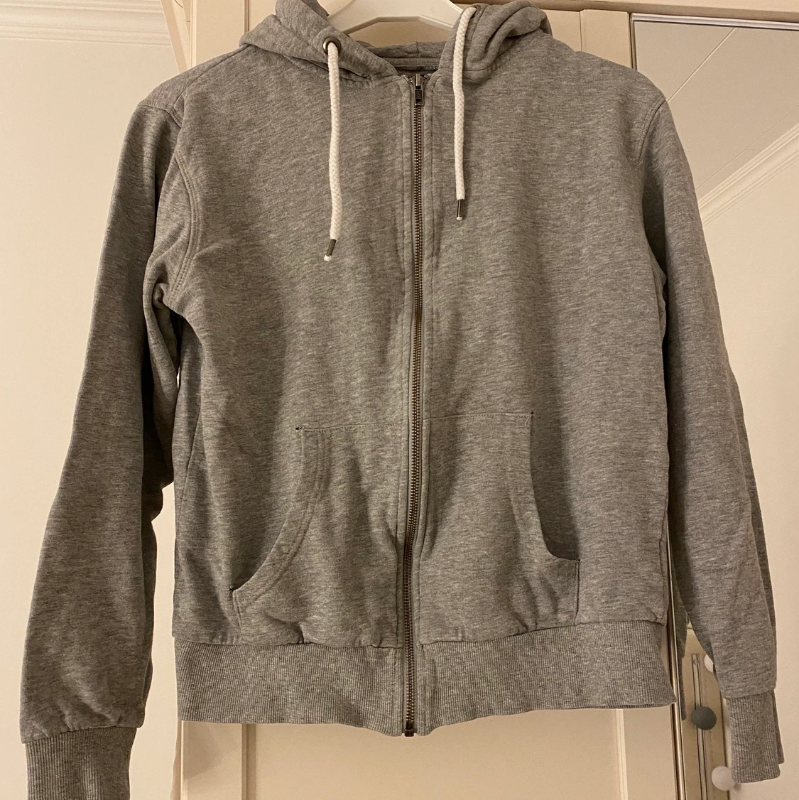 Grå huvtröja