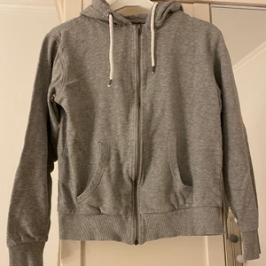 Grå huvtröja - Grå huvtröja med dragkedja. Är i väldigt bra skick.