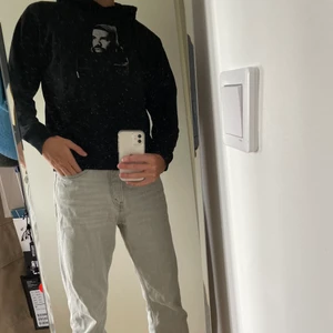 Hoodie med drake motiv (svart) - En tröja med tryck artisten drake, tröjan är storleken M mitt pris är 200 kr bra skick