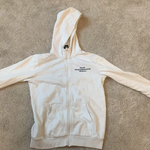 peak performance luvtröja  - En vit hoodie me luva från peakpeformens i bra sick! Säljer då den ej kommer till andvändning. Köptes för 600kr. Frakten ingår ej!💗