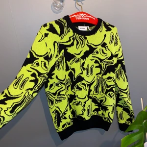 Sweatshirt från Weekday - Säljer denna sweatshirt från Weekday i storlek S, herrmodell. Oanvänd. Köparen står för frakt! 😊