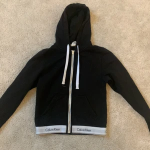 Calvin Klein hoodie med luva  - Calvin Klein hoodie med luva i okej skick, säljer då den inte kommer till andvändning! Frakten ingår ej i priset.🌸🌸
